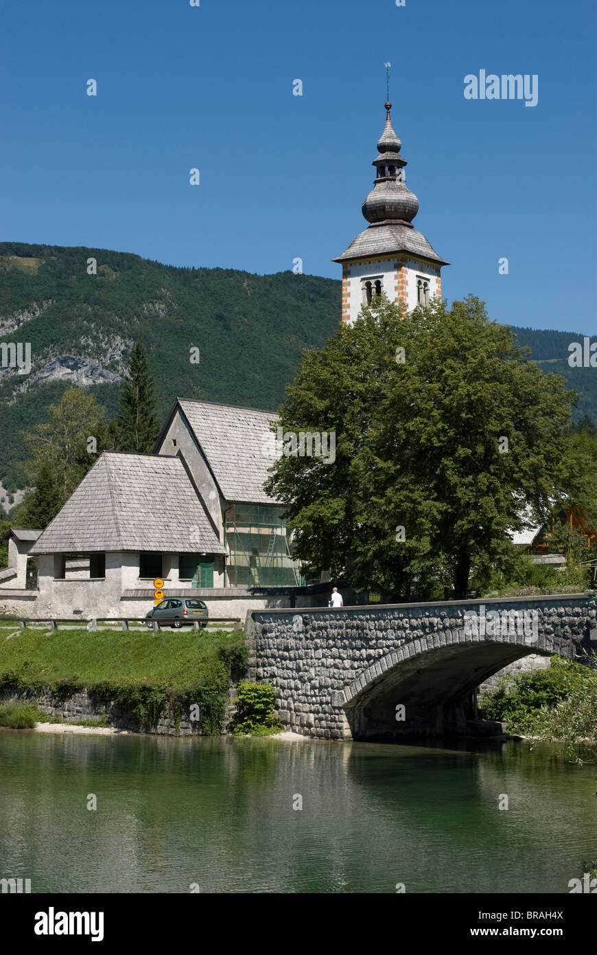 Kirche im Dorf, Brücke über See Bohinj, Slowenien, Europa Stockfoto