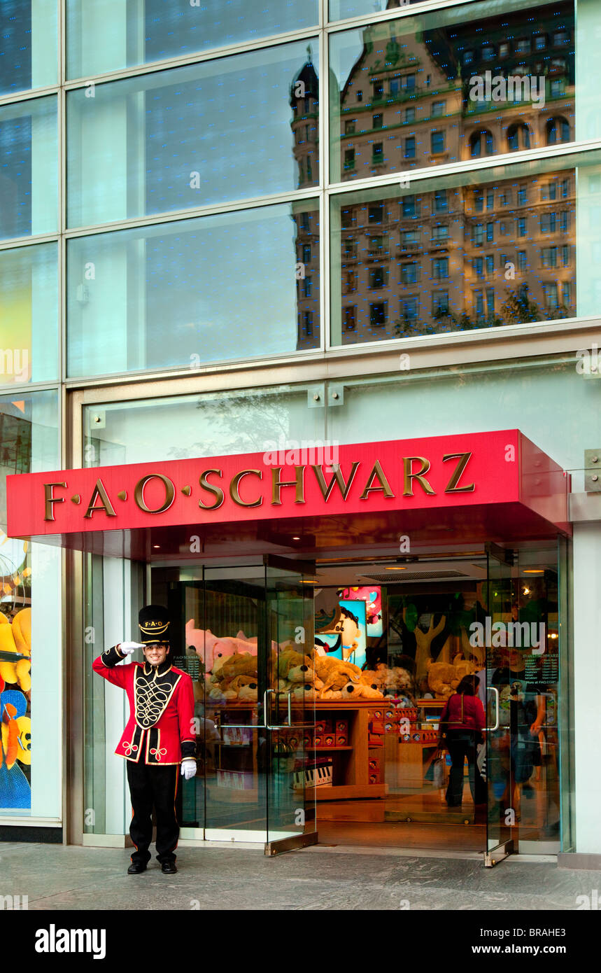 Royal Salute vom Türsteher im FAO Schwarz Toy Shop mit Reflexion des Plaza Hotels in Manhattan, New York City, USA Stockfoto