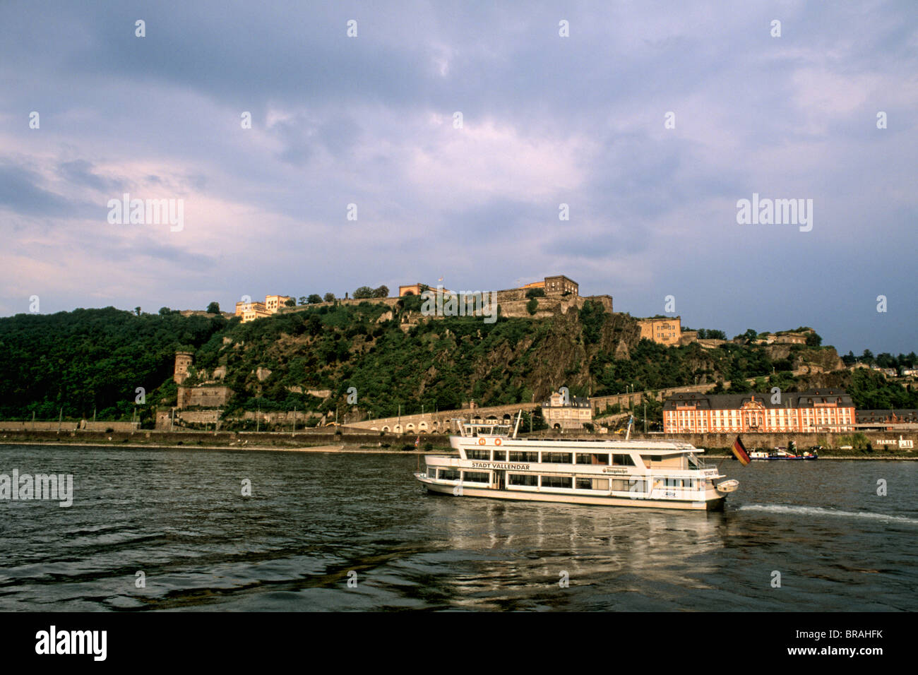 Deutschland Koblenz Altstadt Rhein mit Flusskreuzfahrt Stockfoto