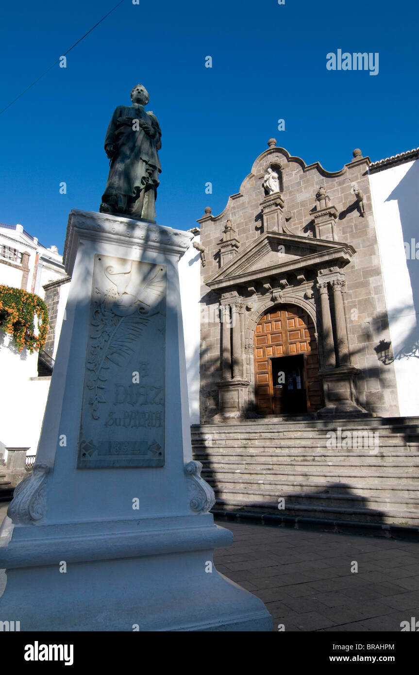 Statue vor der Iglesia de San Salvador in der alten Stadt von Santa Cruz De La Palma, La Palma, Kanarische Inseln, Spanien Stockfoto