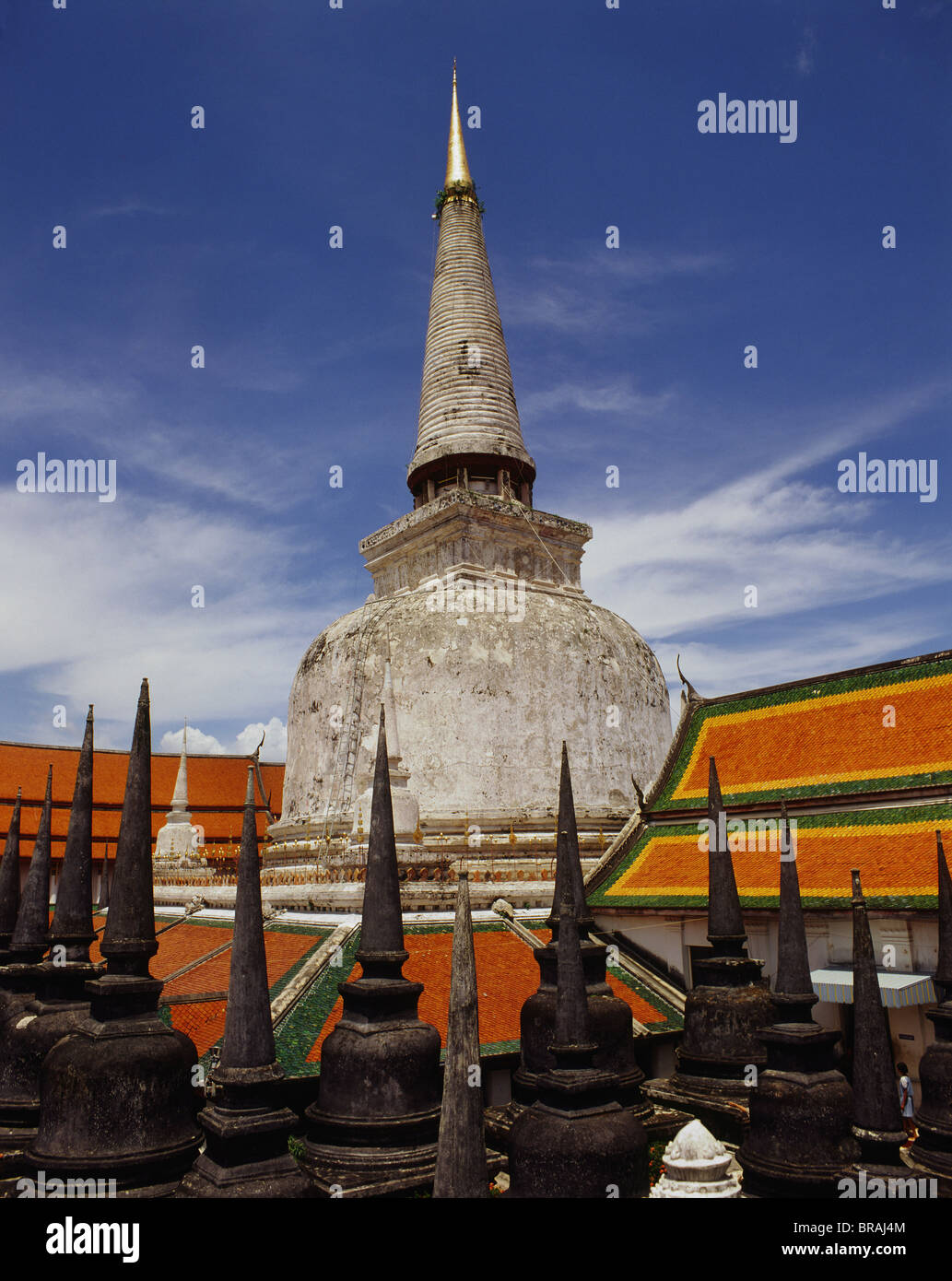 Die große Stupa im Wat Mahathat, Nakorn Sri Thammarat, Thailand, Südostasien, Asien Stockfoto