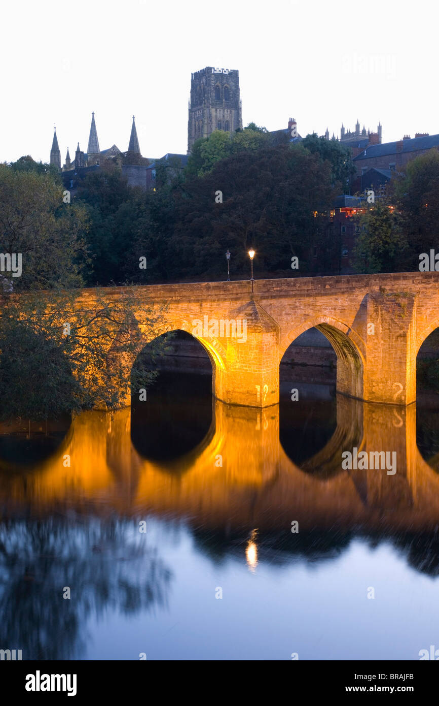 Der Fluss tragen und Elvet Bridge beleuchtet bei Nacht, der Kathedrale am Hang darüber hinaus, Durham, County Durham, England, UK Stockfoto