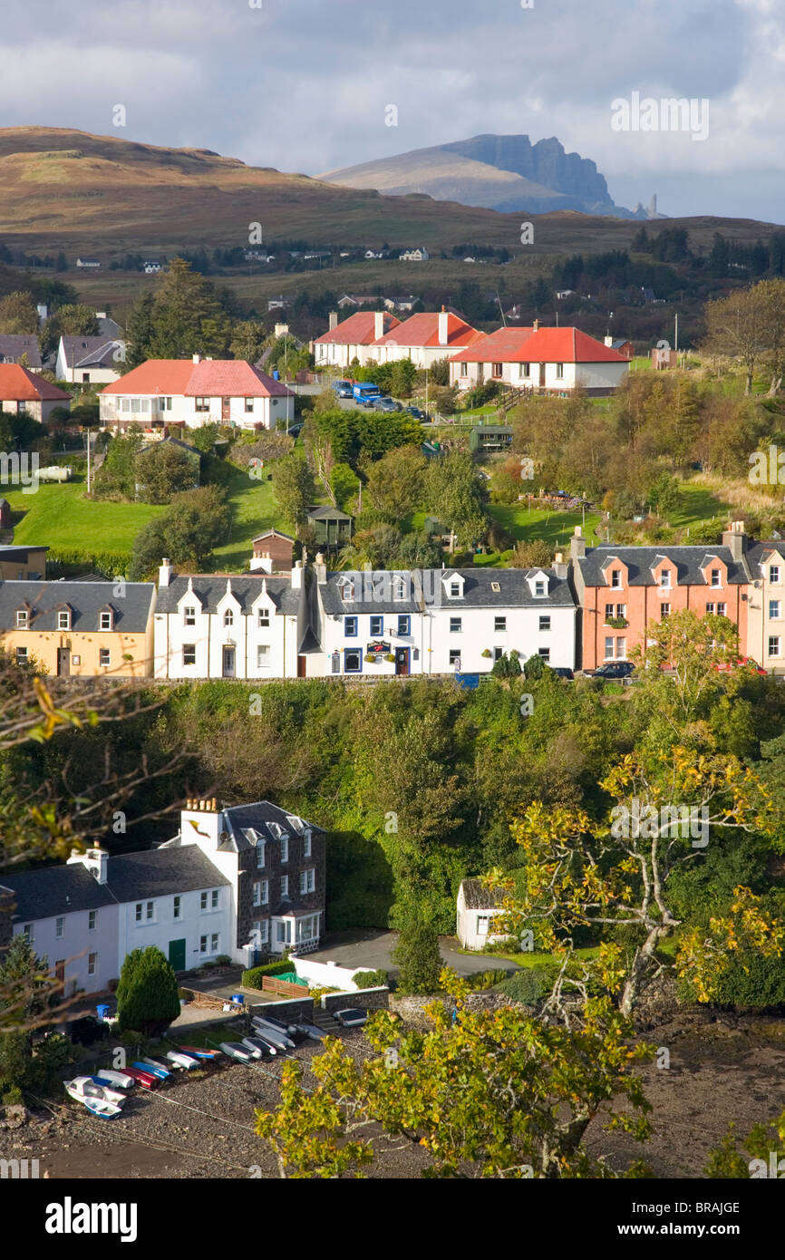 Häuser am Hang mit Blick auf den Hafen, die Storr sichtbar am Horizont, Portree, Isle Of Skye, Highland, Schottland, Vereinigtes Königreich Stockfoto