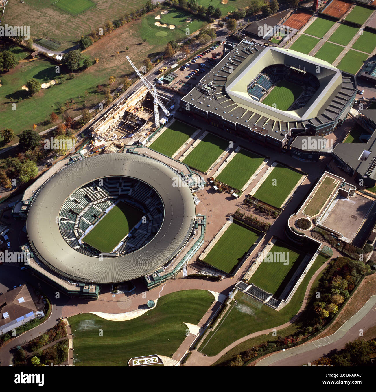 Luftaufnahme des Centre Court und Nummer 1 Court, All England Club (All England Lawn Tennis and Croquet Club), Wimbledon, London Stockfoto