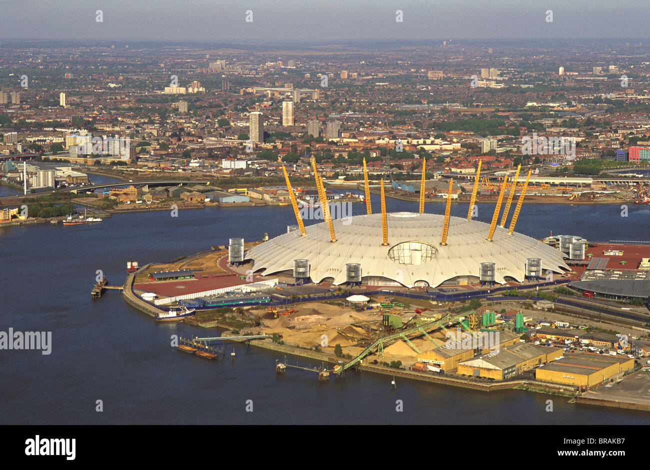 Luftaufnahme des Millennium Dome und der Themse, Greenwich Peninsula, South East London, London, England, UK Stockfoto