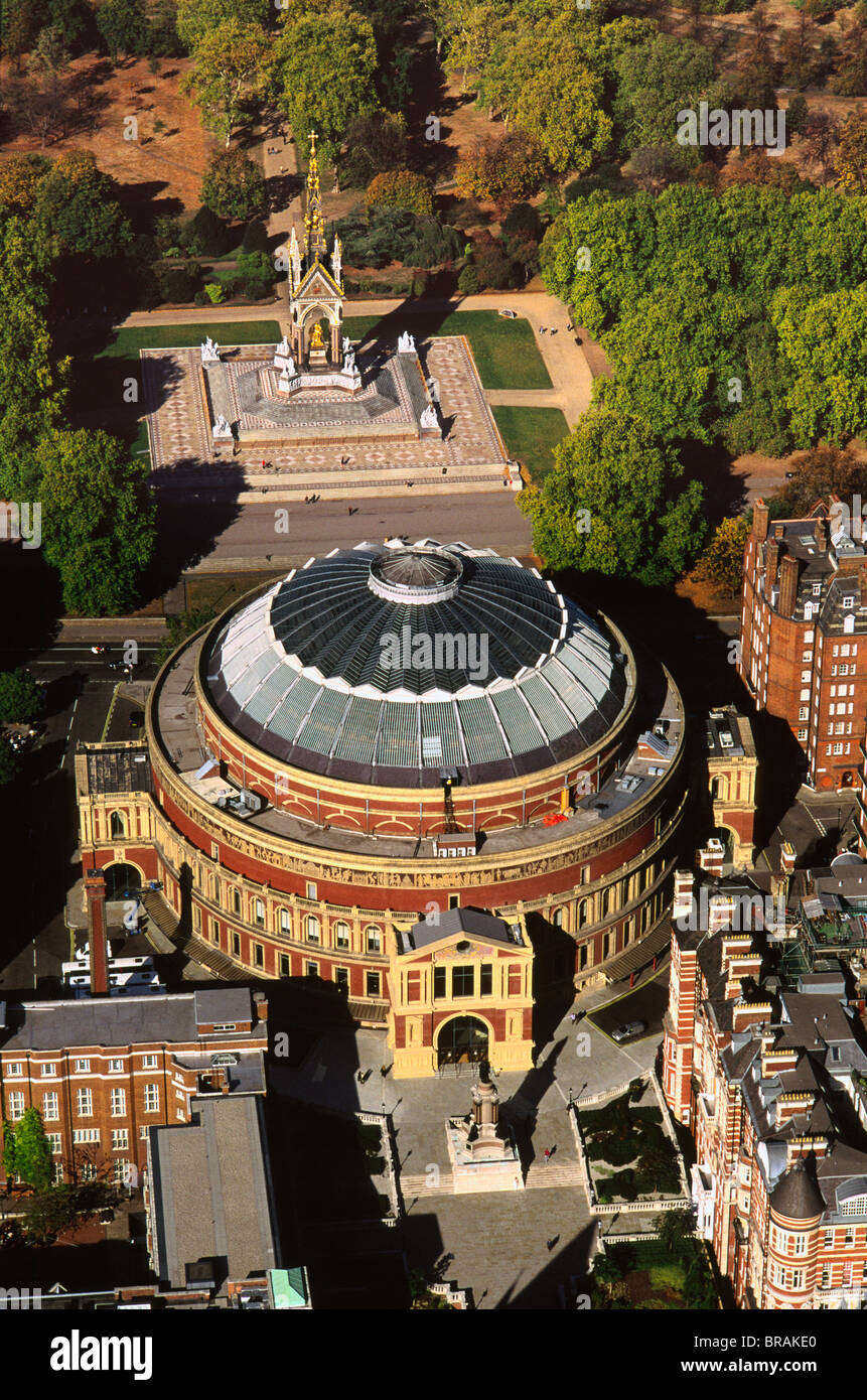 Luftaufnahme von der Royal Albert Hall und Albert Memorial in Kensington Gardens, London, England, Vereinigtes Königreich, Europa Stockfoto