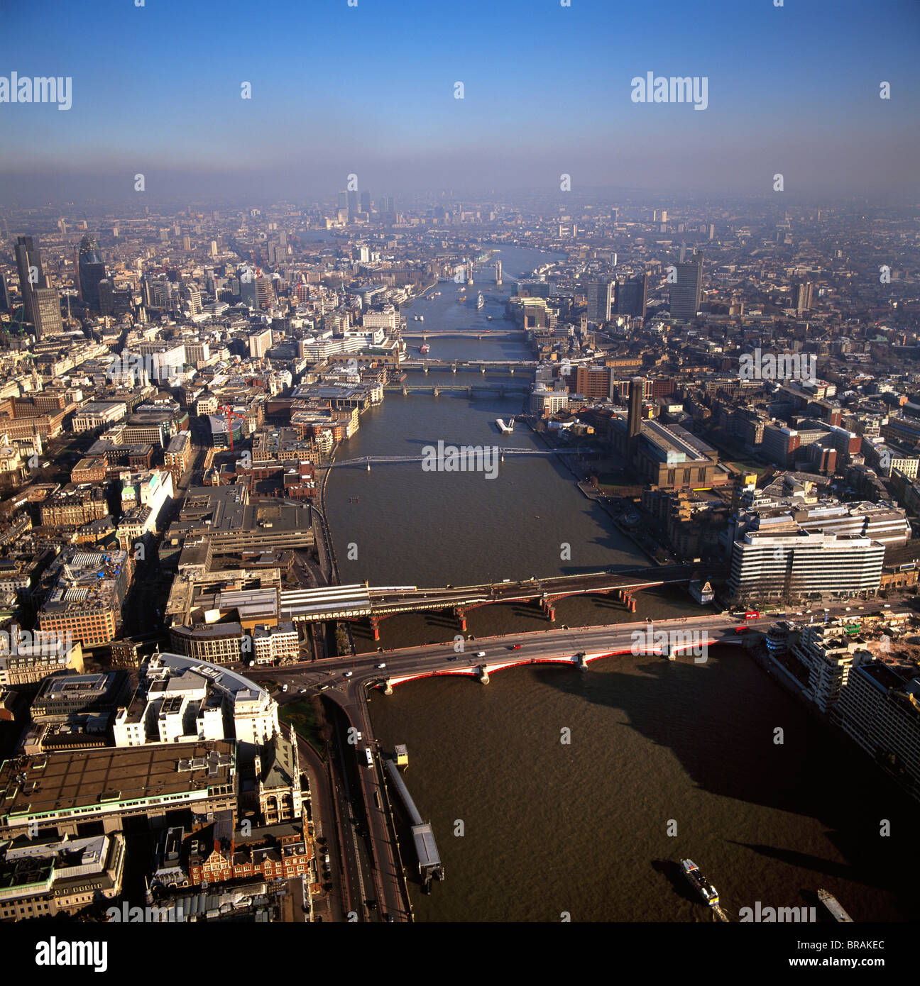 Luftaufnahme von Brücken über die Themse, Blick nach Osten von der Blackfriars Bridge, London, England, Vereinigtes Königreich, Europa Stockfoto