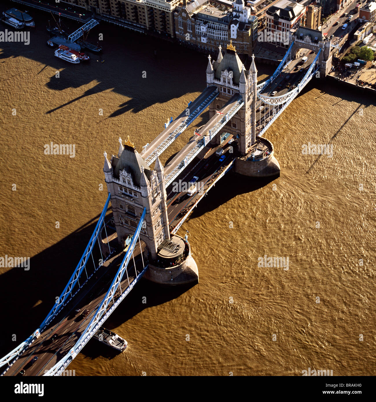 Luftaufnahme der Tower Bridge, eine kombinierte Bascule und Hängebrücke über den Fluss Themse, London, England, Vereinigtes Königreich Stockfoto