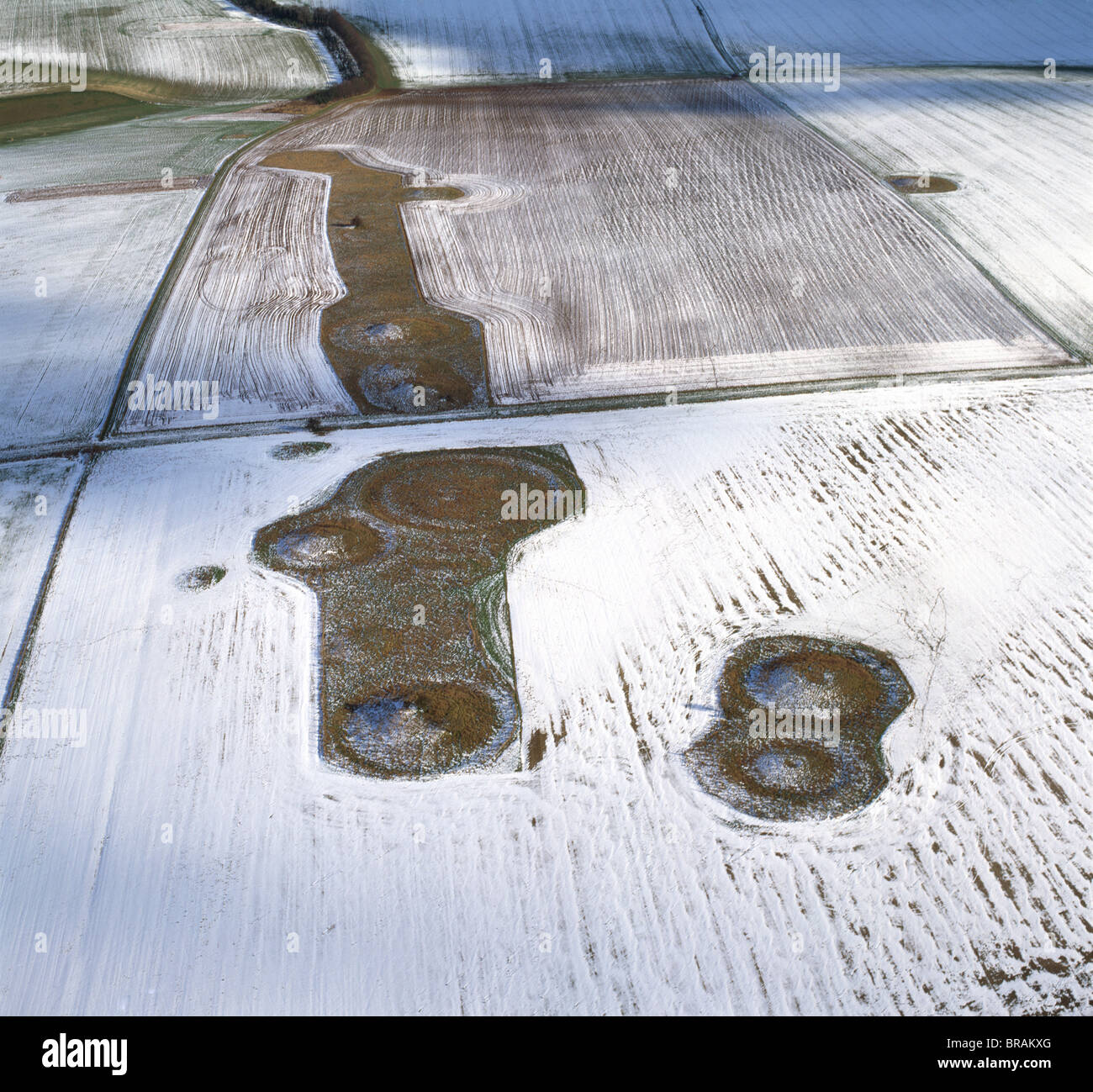 Luftaufnahme von Normanton unten Hügelgräber im Schnee, bestehend aus einer jungsteinzeitlichen langes Barrow und Bronzezeit runden Grabhügel, Wiltshire Stockfoto