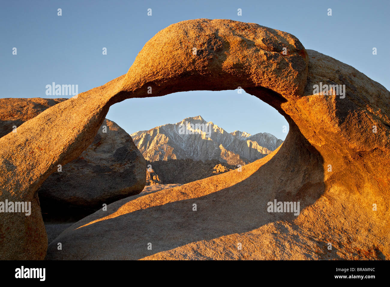 Mobius Arch und östlichen Sierras im Morgengrauen, Alabama Hills, Inyo National Forest, Kalifornien, Vereinigte Staaten von Amerika Stockfoto