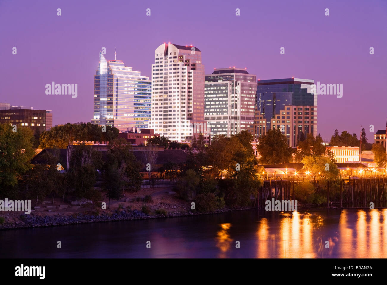 Sacramento River und die Skyline, Sacramento, California, Vereinigte Staaten von Amerika, Nordamerika Stockfoto