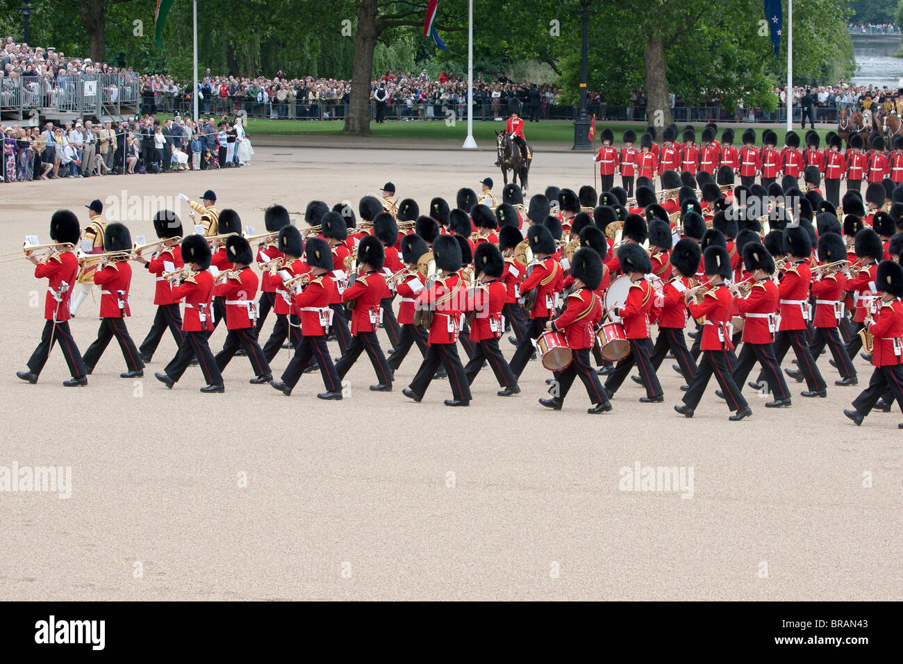 Bands der Grenadier und Welsh Guards marschieren in Position. "Trooping die Farbe" 2010 Stockfoto