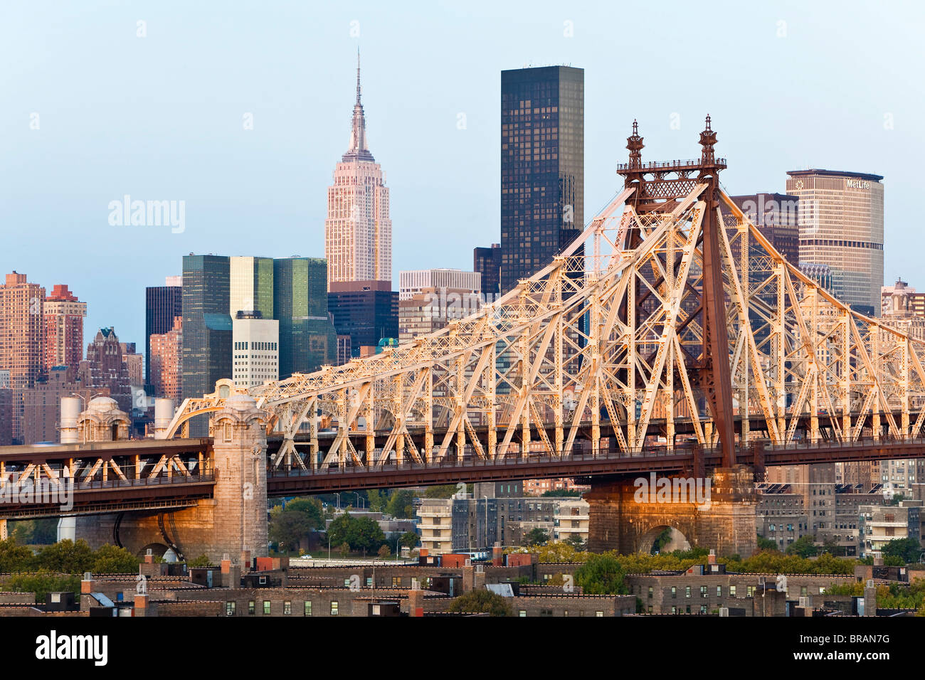 Queensboro Bridge, die Manhattan Skyline und das Empire State Building betrachtet aus Queens im Morgengrauen, New York, USA Stockfoto