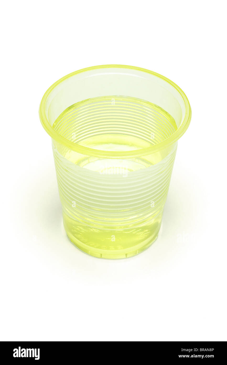 Wasser im gelben Plastikbecher auf weißem Hintergrund Stockfoto