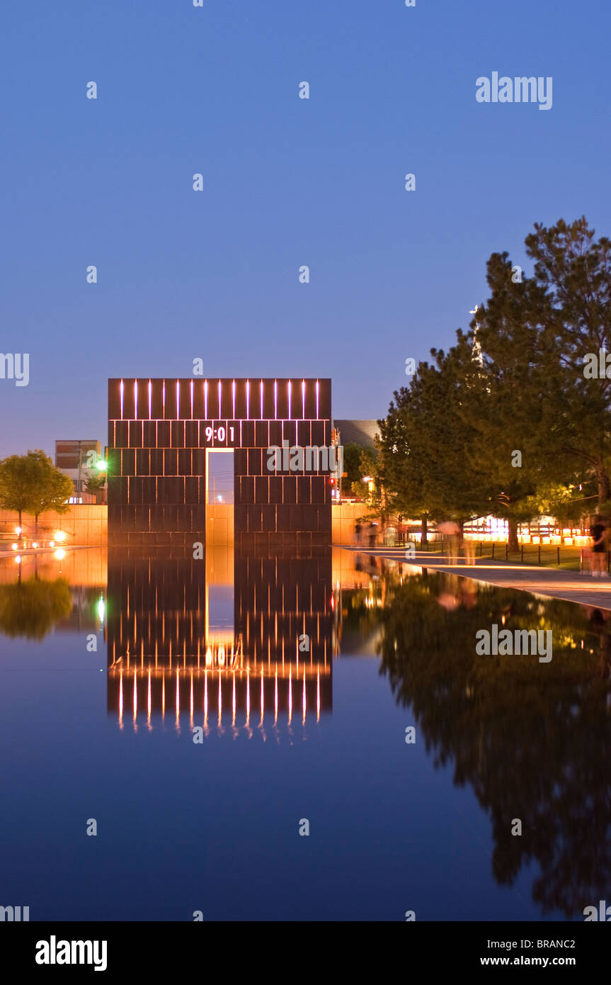 Reflektierenden Pool und die Pforten der Zeit auf das Oklahoma City National Memorial, Oklahoma City, Oklahoma, Vereinigte Staaten von Amerika Stockfoto