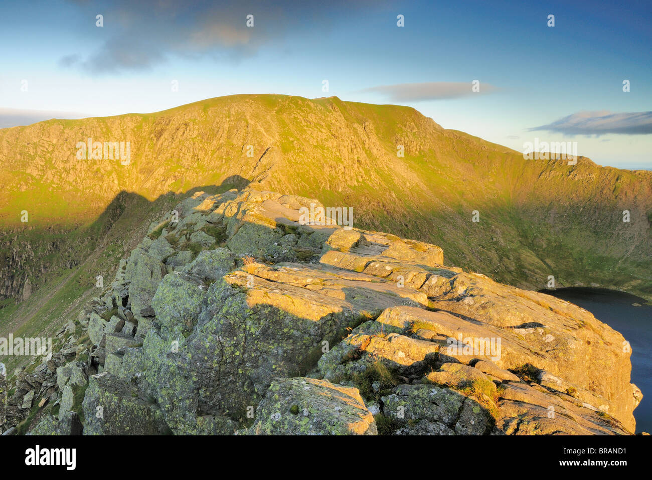 Dawn Sommer Sonnenlicht auf Striding Edge und Lakelandpoeten im englischen Lake District Stockfoto