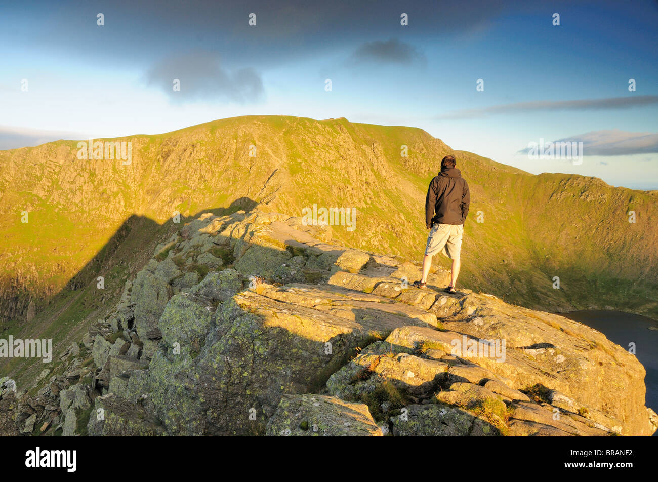 Einsamer Wanderer auf Striding Edge in der Morgendämmerung im englischen Lake District Stockfoto