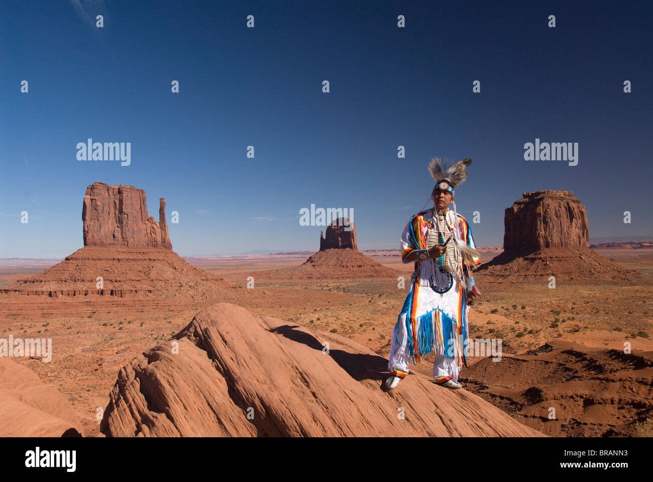 Navajo Mann in traditioneller Tracht mit Merrick Butte auf der rechten Seite, Monument Valley Navajo Tribal Park, Arizona Stockfoto