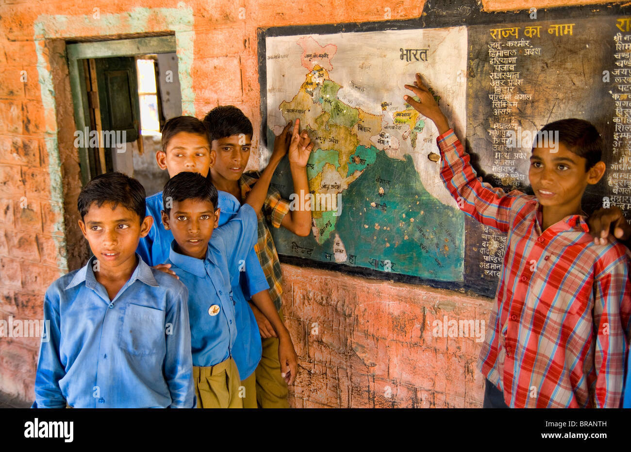 Schulportrait in der Grundschule in der Nähe von Jodhpur Rinawey oberen Grundschule Indien zeigen, wo sie leben in Indien Stockfoto
