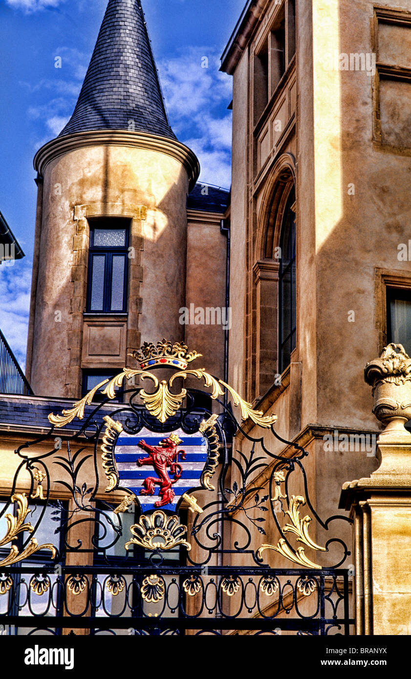 Dukes Palace Gate mit der königlichen Familie Schild historische Land Luxemburg Stockfoto