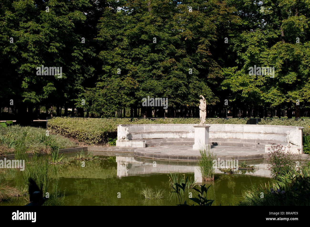 Statue und Teich, Jardin des Tuileries, Paris, Frankreich Stockfoto