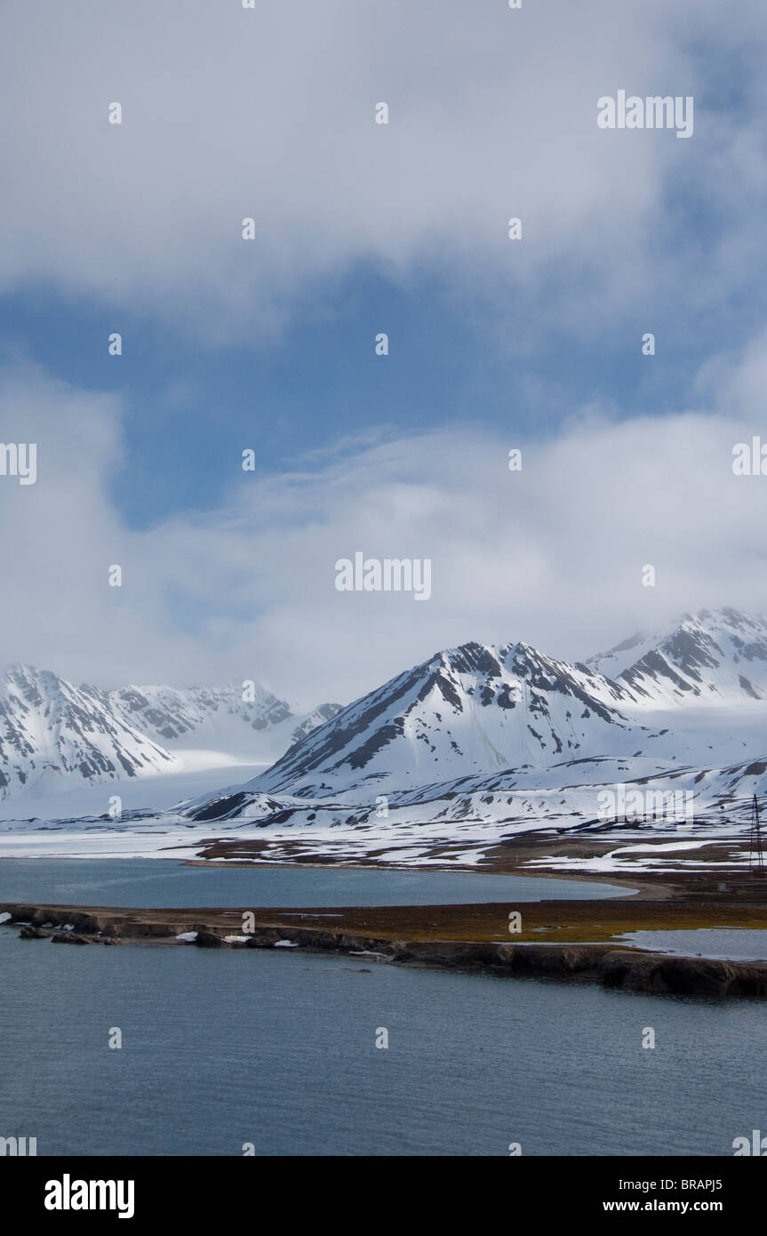 Norwegen, Polarkreis, Svalbard-Inseln, Spitzbergen, Ny-Alesund. Kongsfjorden (aka King es Bay). Arktische Landschaft. Stockfoto