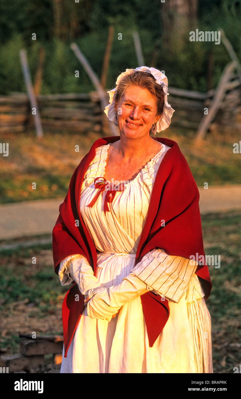 Historischen Kolonialamerika in Williamsburg Virginia mit weiblichen Schauspieler in Kostümen Geschichte nachspielen Stockfoto