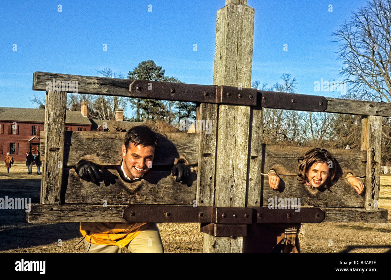 Colonial Williamsburg Virginia aus den 1700er Jahren spielt ein Touristen-paar in Palisade Stockfoto
