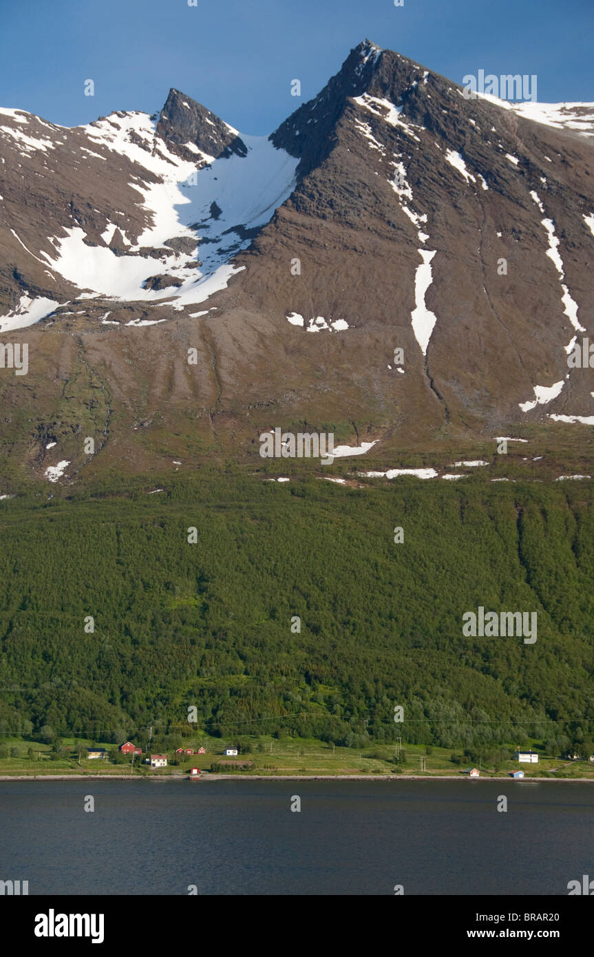 Norwegen, Tromsö. Tor zur Arktis befindet sich oberhalb des Polarkreises. Segeln in Tromso über zuschwamm Fjord (aka Hajafjorden). Stockfoto