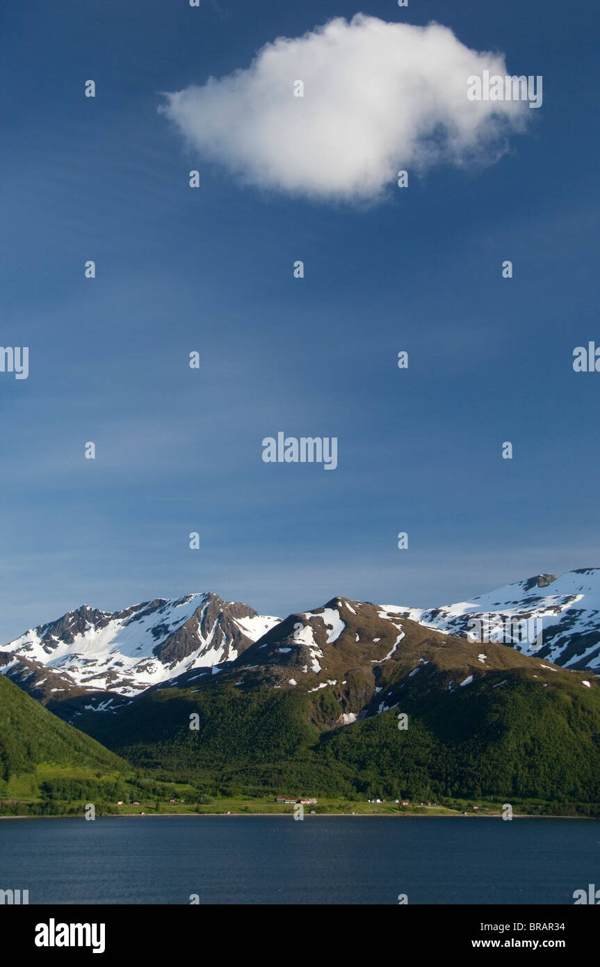 Norwegen, Tromsö. Tor zur Arktis befindet sich oberhalb des Polarkreises. Segeln in Tromso über zuschwamm Fjord (aka Hajafjorden). Stockfoto