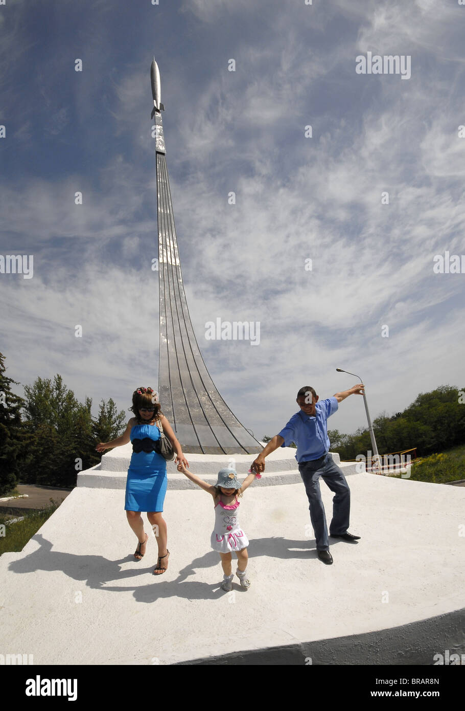 Die Familie spielt beim Denkmal einen Ort der Landung der erste Kosmonaut Jurij Gagarin-Welt. Stockfoto