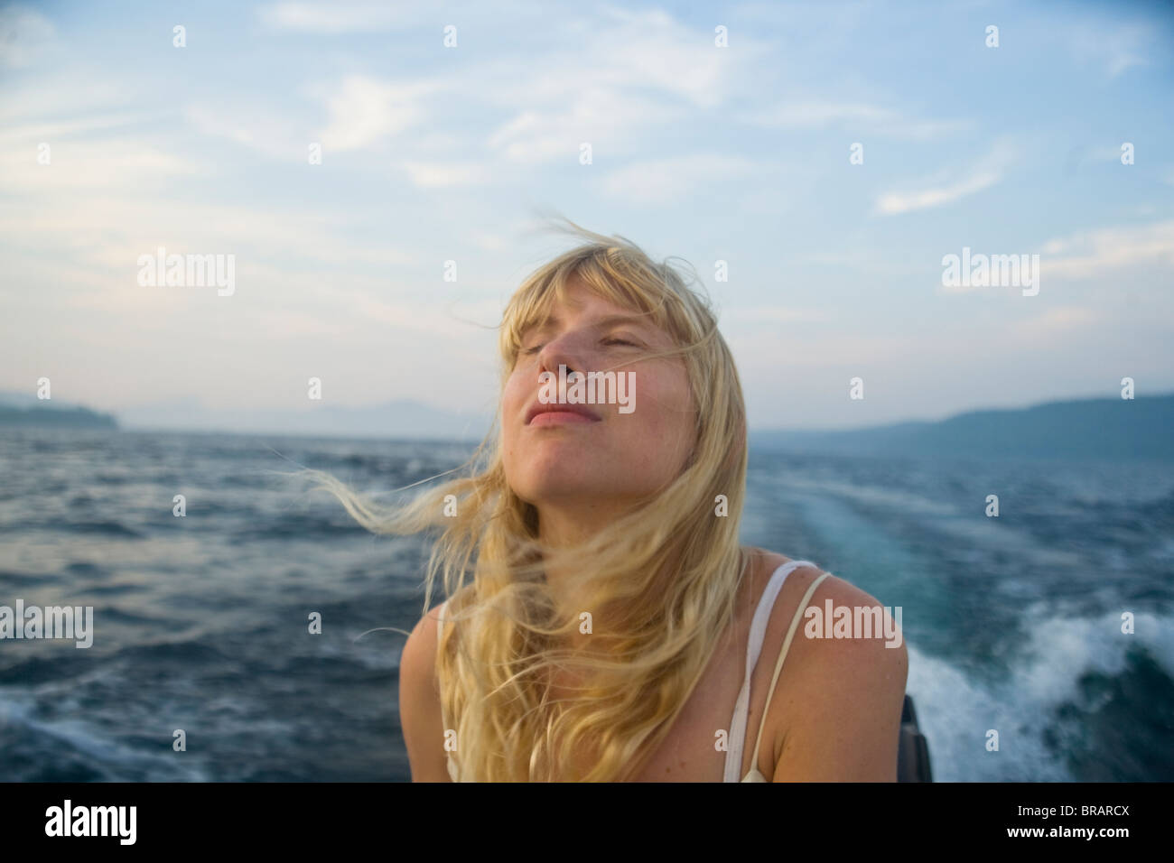 Frau genießt Wind auf Boot Stockfoto
