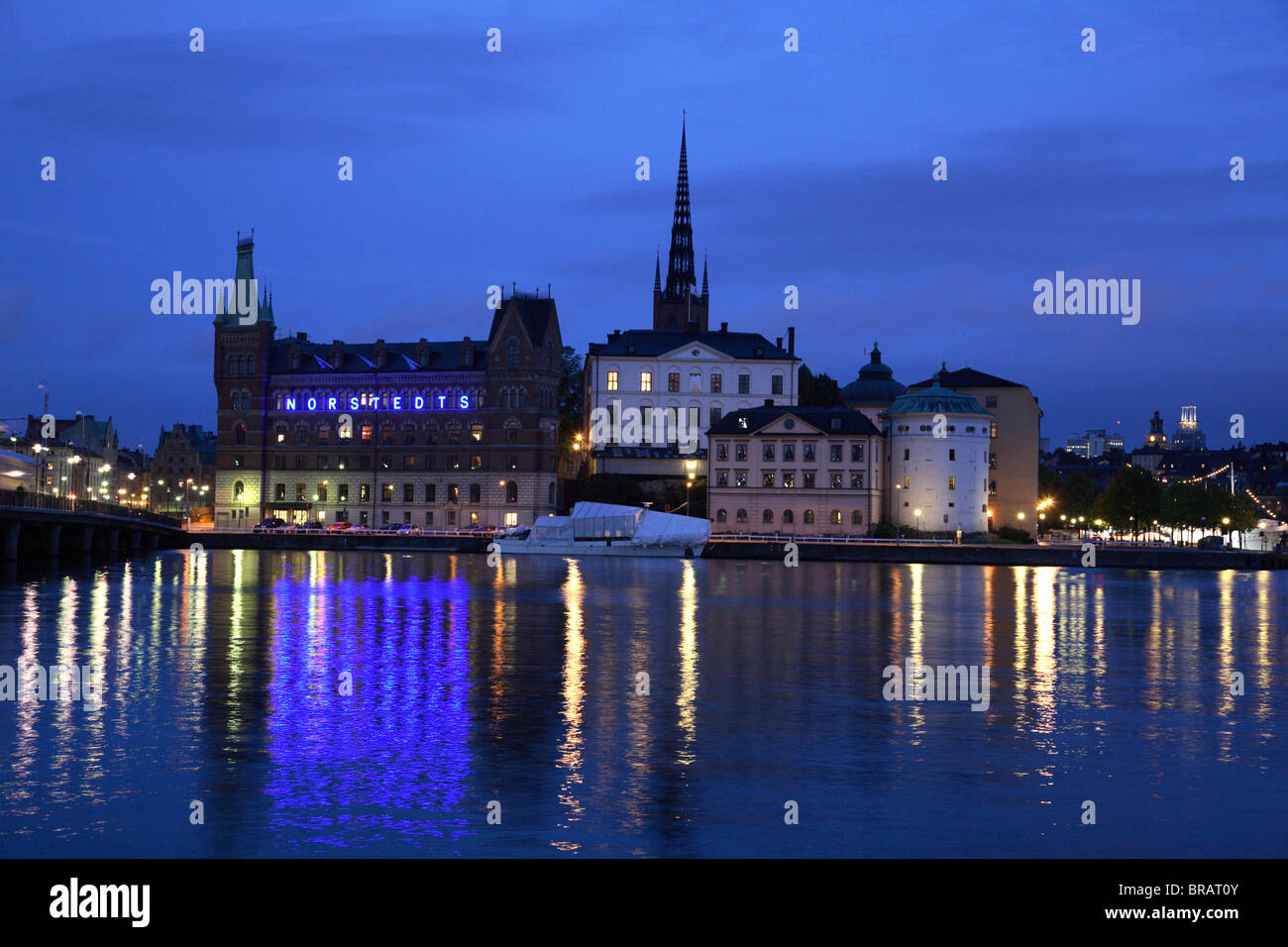 Schweden. Stockholm. Die Nachtansicht Insel Riddarholmen mit dem schwarzen Turm der Riddarholmskyrkan im Hintergrund. Stockfoto