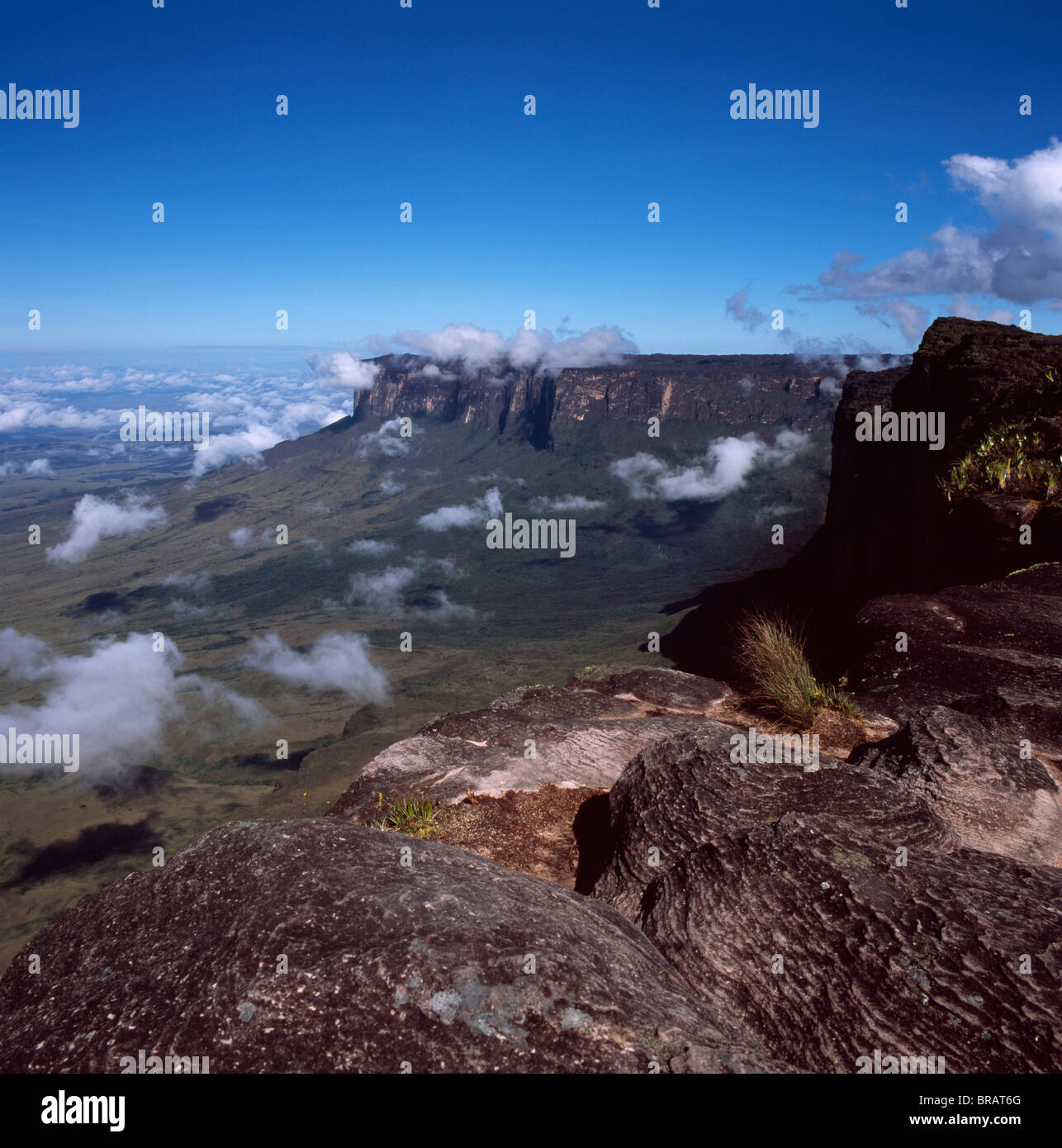 Vom Gipfel des Mount Roraima (Cerro Roraima), Blick auf Mount Kukenaam, Estado Bolivar, Venezuela Stockfoto