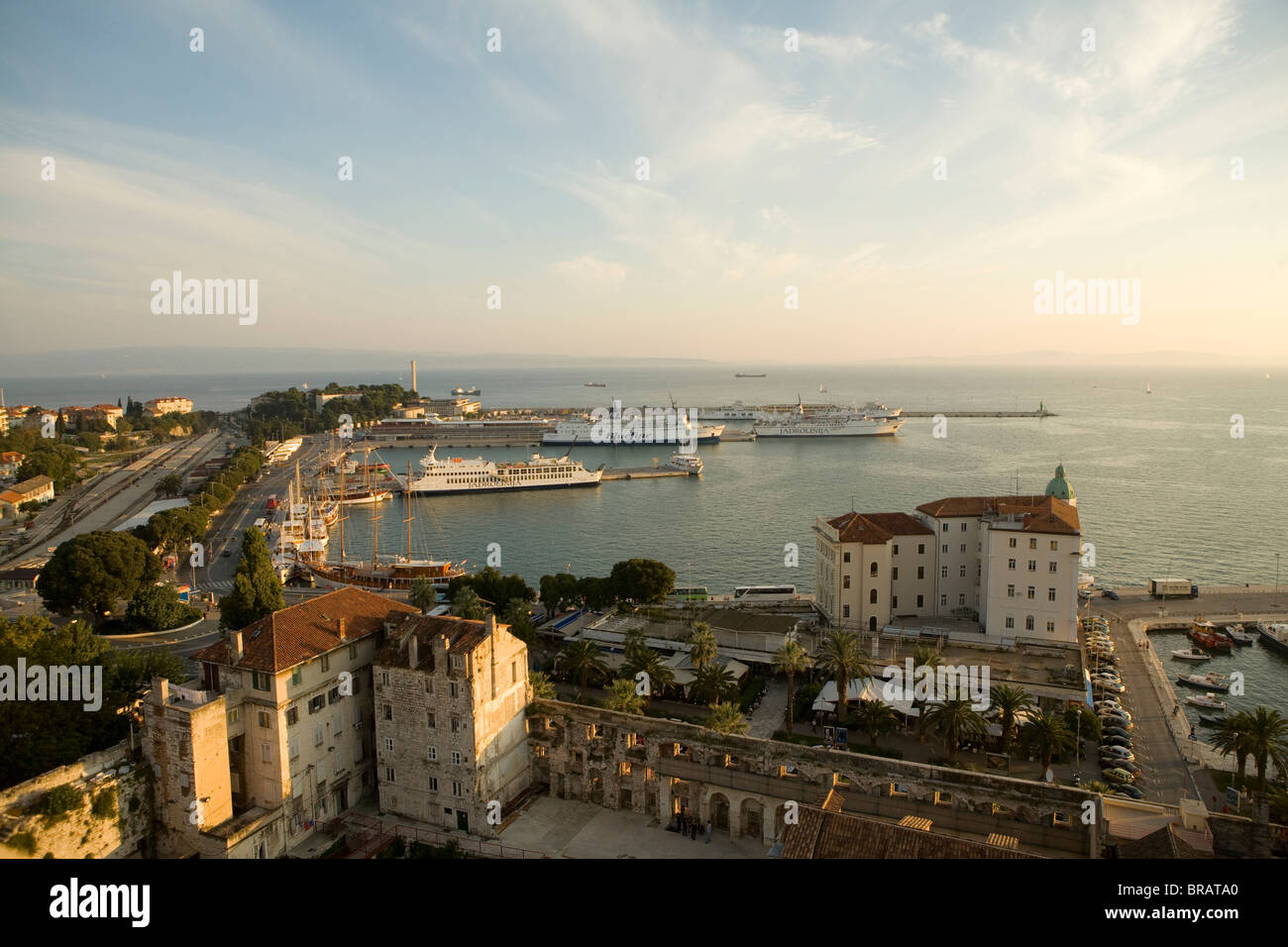 Kroatien, Dalmatien, Split. Blick auf Riva Waterfront und Adria aus Spitze des Campanile der Kathedrale von St. Domnius. Stockfoto