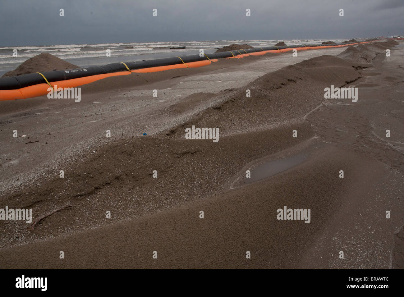 Schützende Ölsperren in Unordnung nach ein Sturm Grand Isle, Louisiana durchläuft. Stockfoto Schützende Ölsperren in Unordnung nach ein Sturm Grand Isle, Louisiana durchläuft. Stockfoto