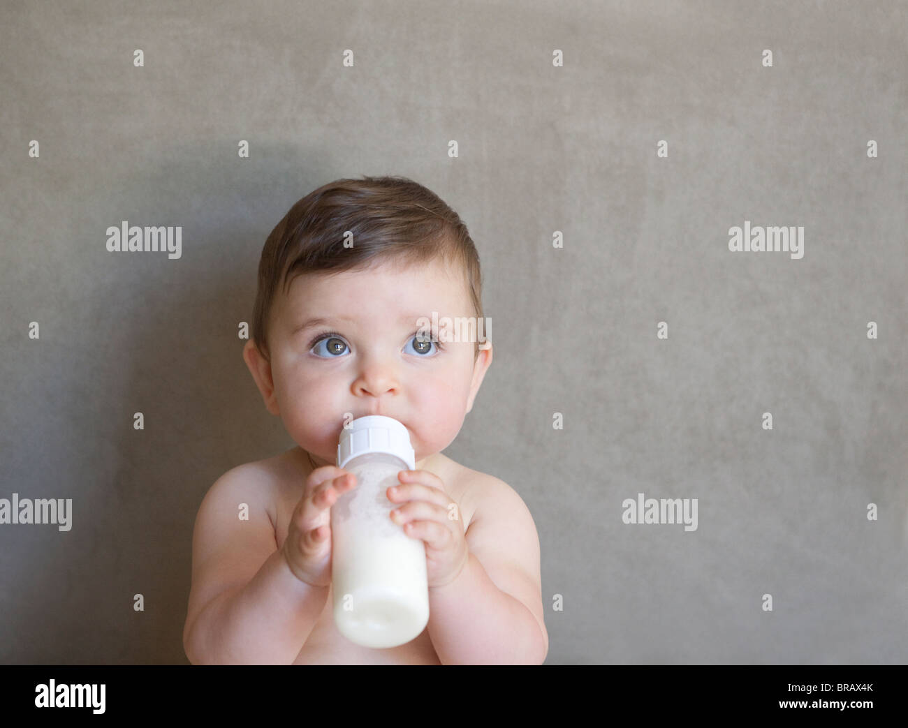 Baby Milch aus der Flasche trinken Stockfoto