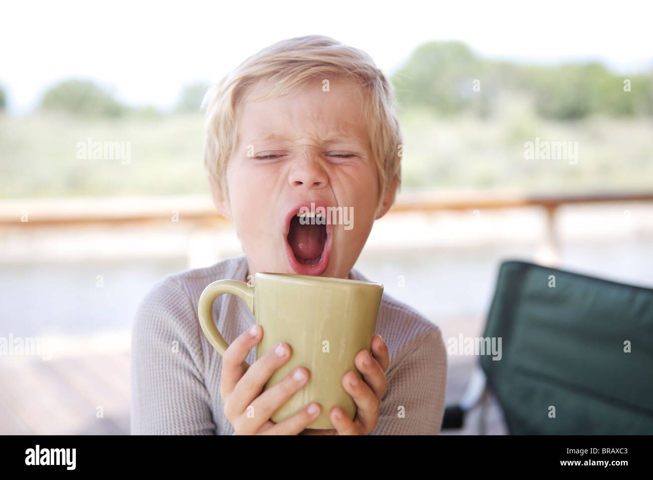 Kleiner Junge aus eine Kaffeetasse trinken Stockfoto