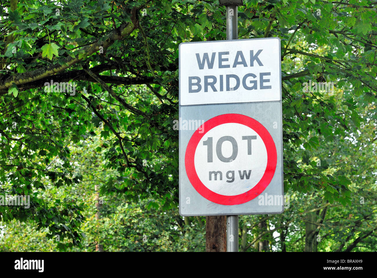 Verkehrszeichen für schwache Bridge, Großbritannien Stockfoto