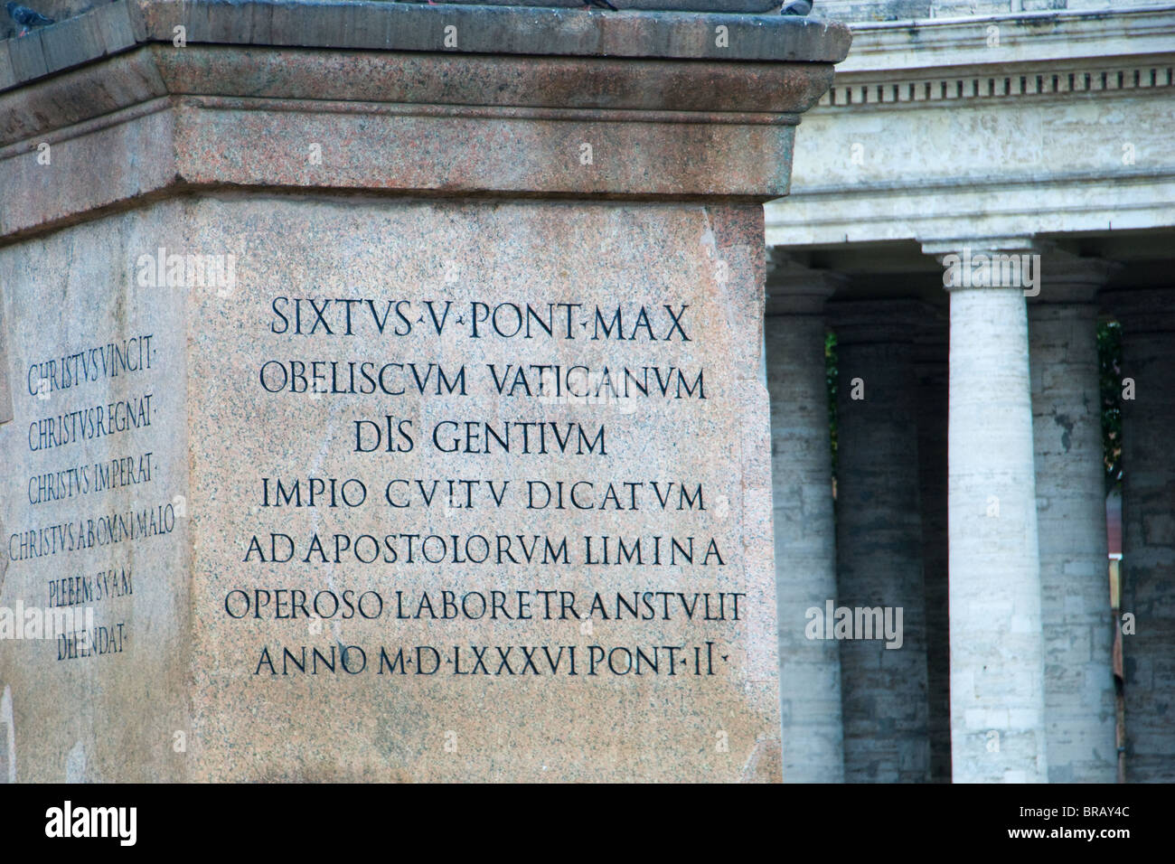 Schreiben auf einem Denkmal (ägyptischer Obelisk) auf dem Petersplatz, Vatikan, Rom, Latium, Itay Stockfoto