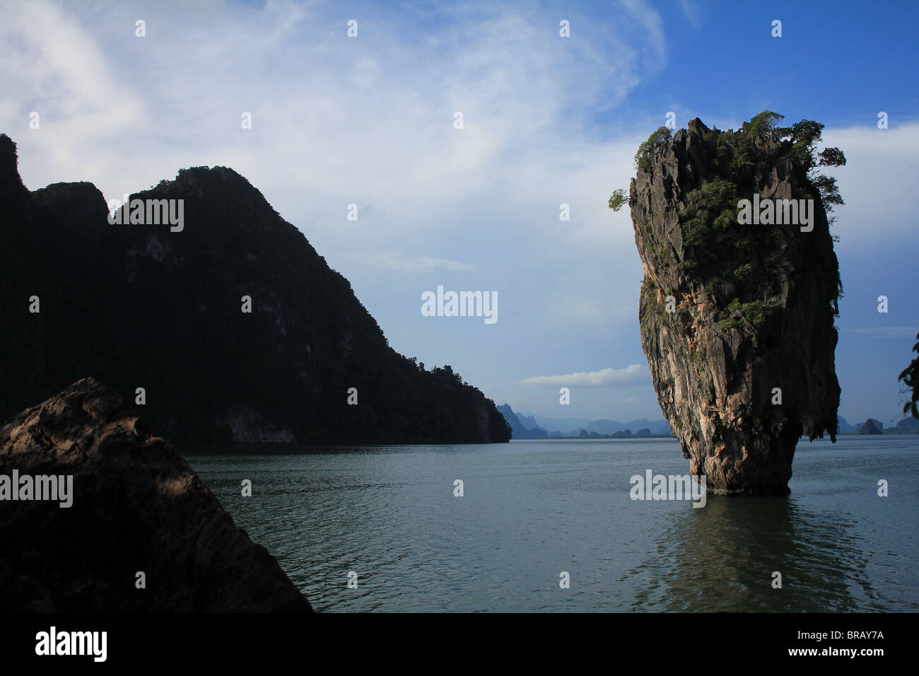 Ko Tapu, besser bekannt als "James Bond Insel" vor der Küste von Phang Nga in Phuket, Thailand an einem Sommertag Tag. Stockfoto