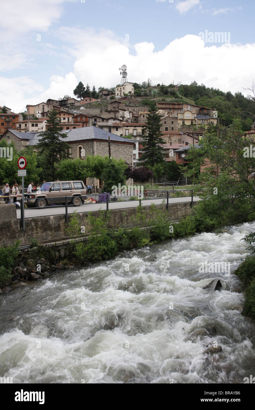 Angeschwollenen La Llosa Fluss in dem Bergdorf Martinet de Cerdanya in der Nähe von La Seu Urgell in Spanien Pyrenäen Stockfoto