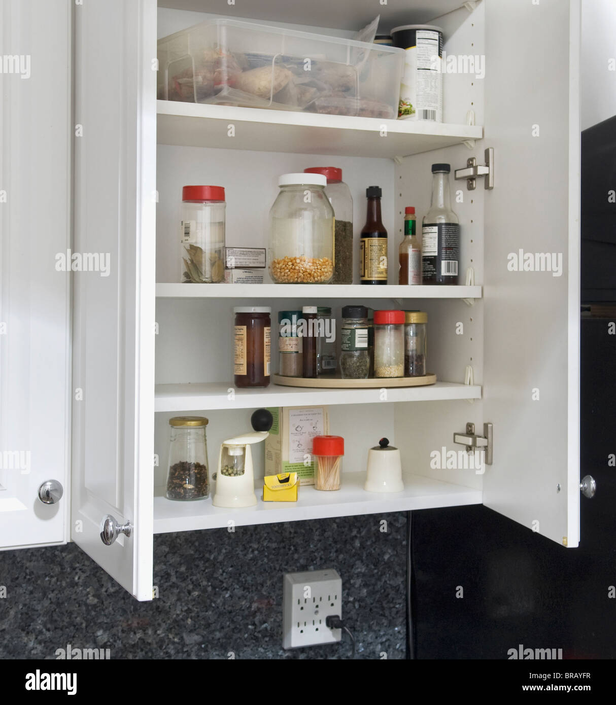 Küchenschrank mit kaum etwas zu essen zu öffnen Stockfoto