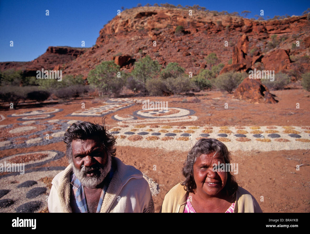 Stammesältesten & Sandmalerei, Ipolera Aborigine-Gemeinde, Zentral-Australien Stockfoto