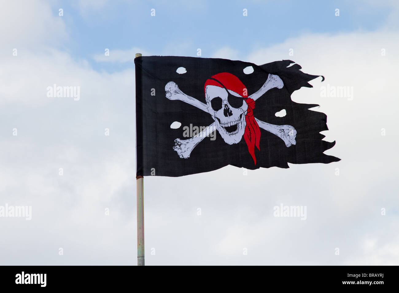 Der Jolly Roger Flagge   Flag Pirates von Fahnenmast geflogen Stockfoto