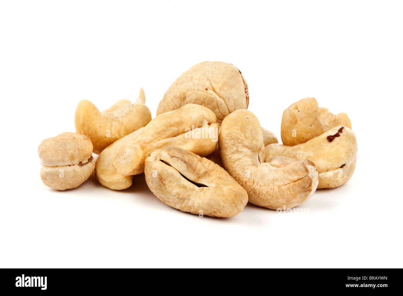 Häufchen von getrockneten Cashew-Nüssen auf weißem Hintergrund Stockfoto