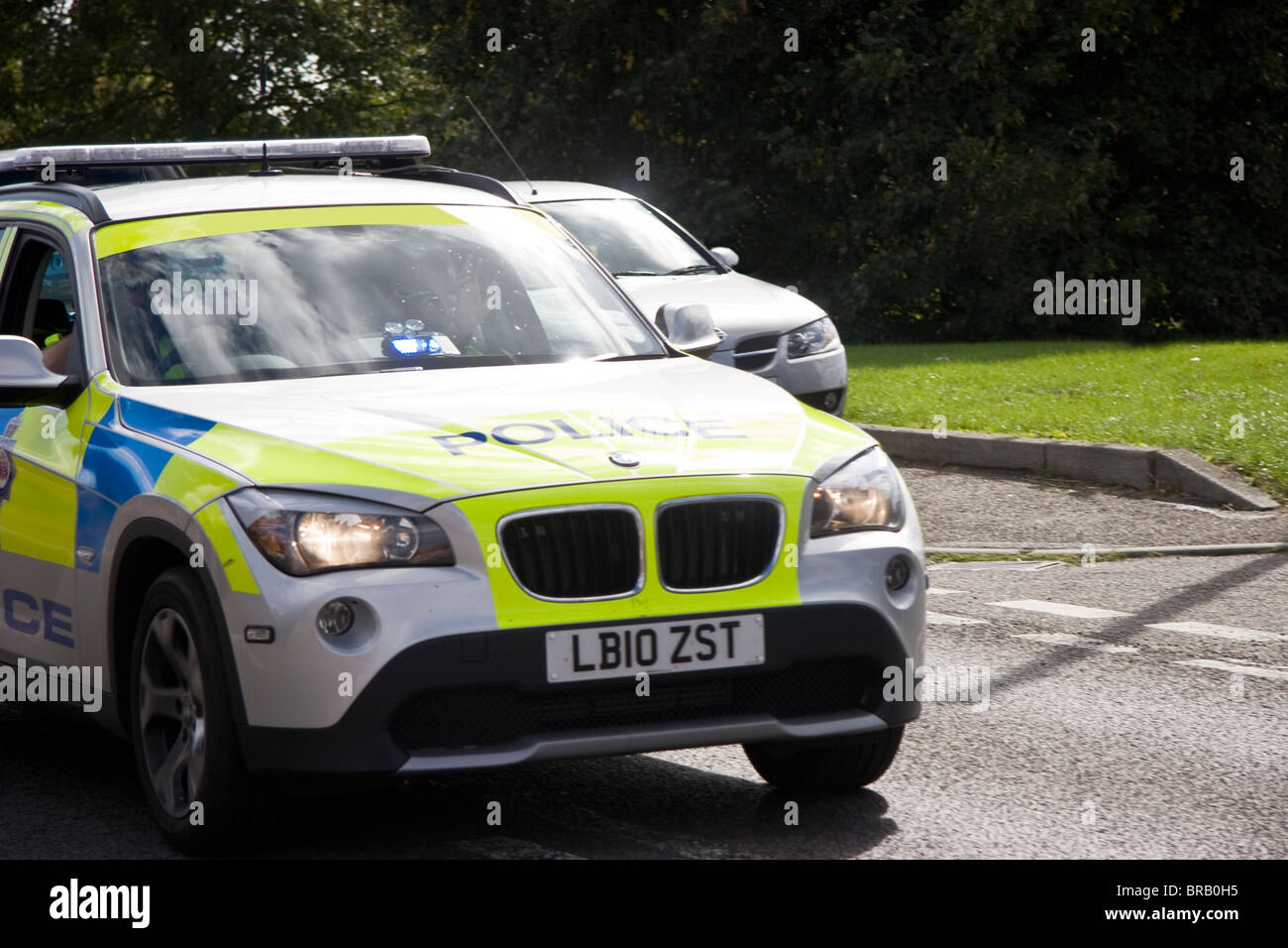 Britische Polizei Streifenwagen mit Notleuchten blinkt Stockfoto