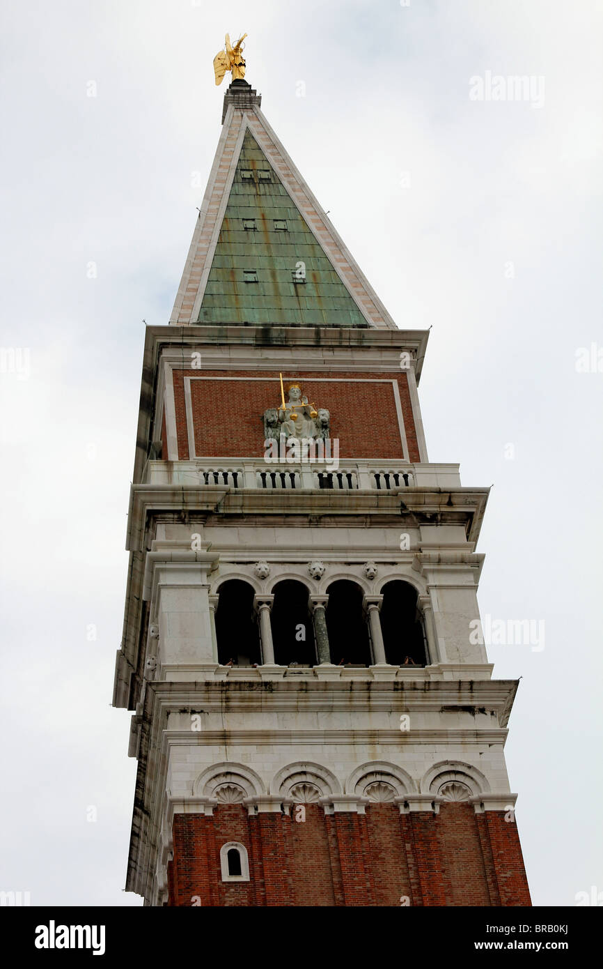 Oben auf den Campanile in St Marks Platz in Venedig Stockfoto