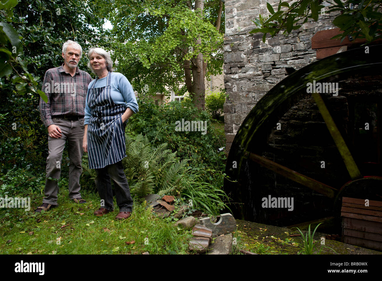 Andreas und Anne Parry bei Felin Ganol Wassermühle. Llanrhystud, Ceredigiopn, Wales UK - restaurierte Wassermühle aus 19. Jahrhundert Stockfoto