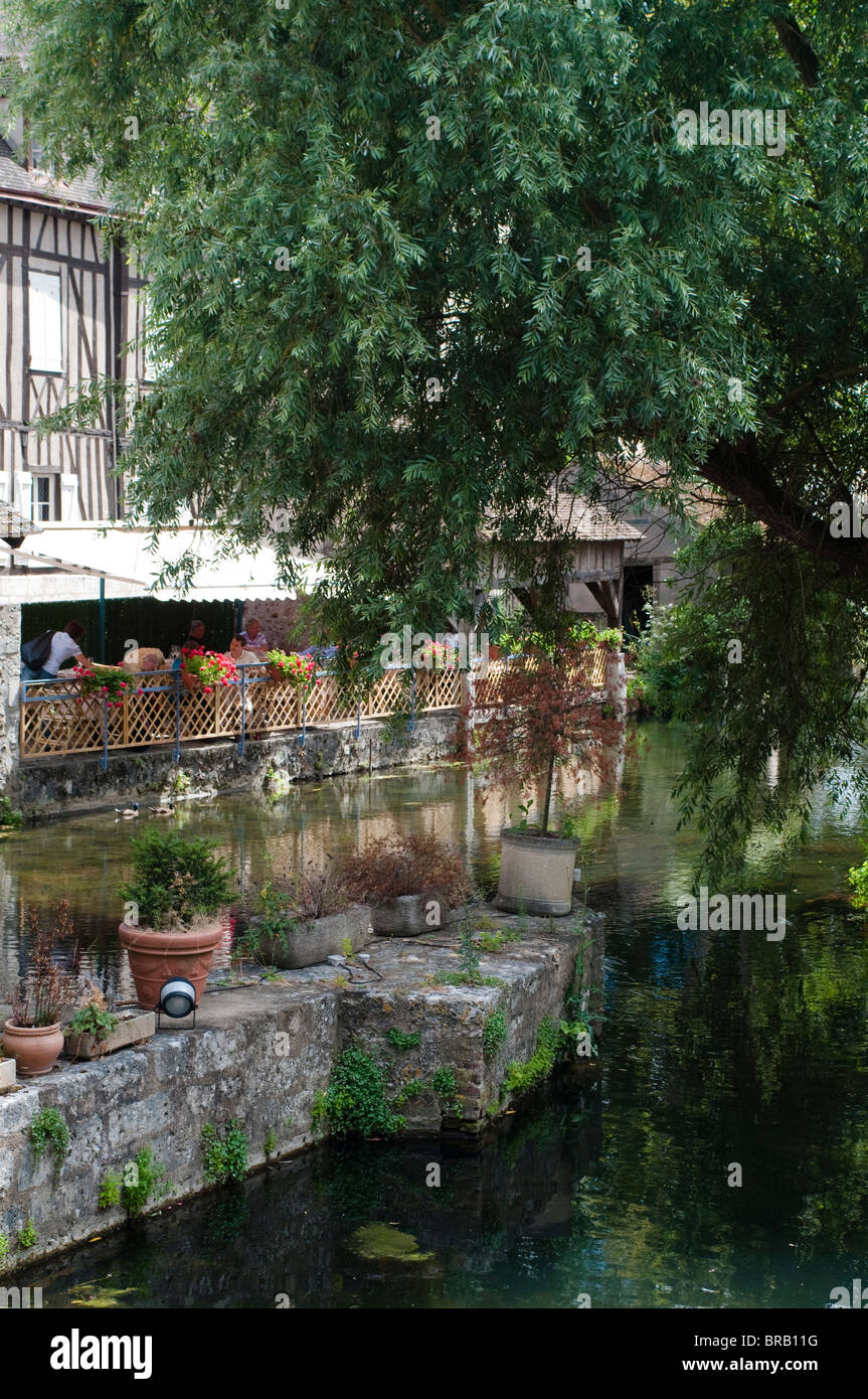 Restaurant am Fluss, Rue De La Tannerie, Chartres, Frankreich Stockfoto